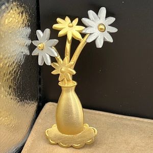 Vintage JJ gold/silver flower brooch